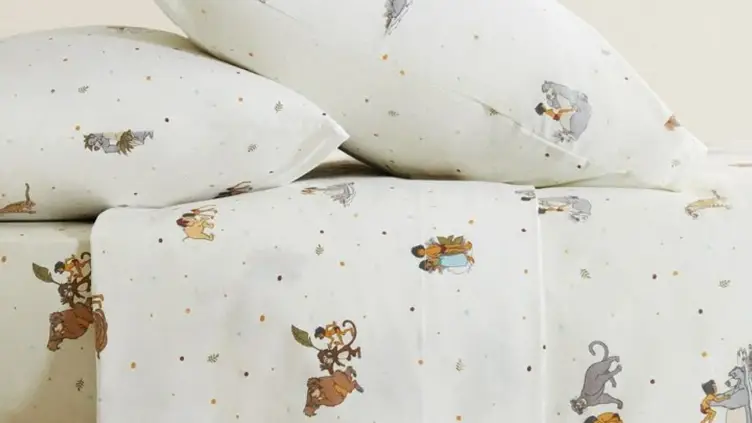 Jogo de cama infantil com estampa dos personagens de Mogli o Menino Lobo sobre fundo off-white