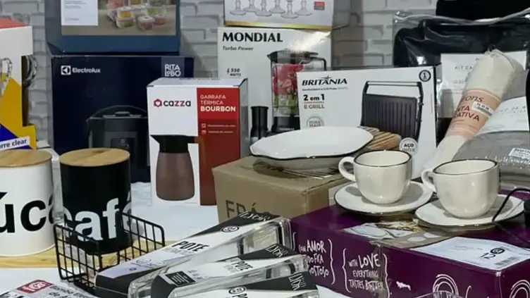 Diversos eletroportáteis, utensílios de cozinha e embalagens de produtos organizados sobre uma mesa