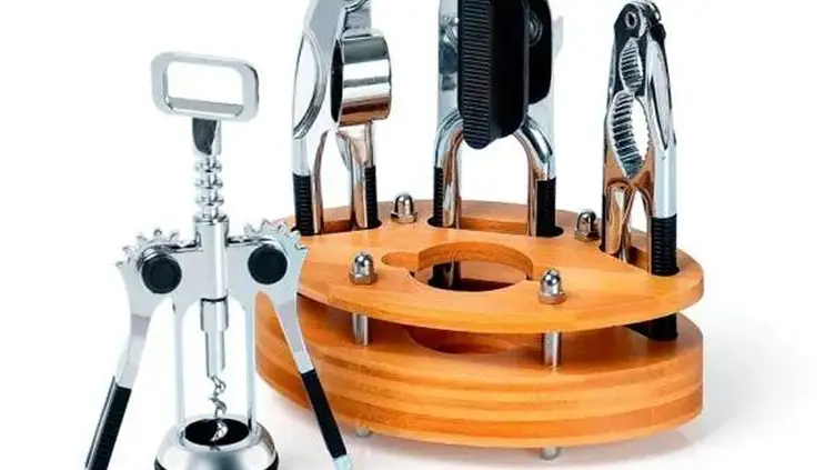 Conjunto de utensílios de cozinha em metal e cabo de madeira com suporte de bambu