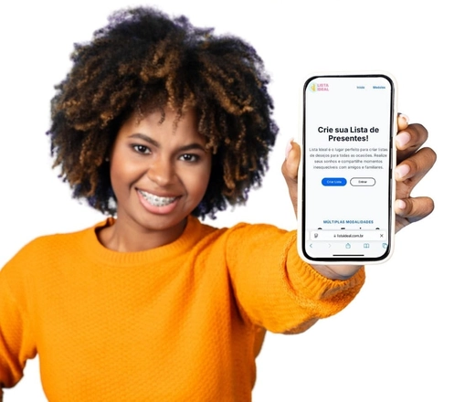 Mulher sorridente segurando um smartphone com a página inicial do site do Lista Ideal aberta